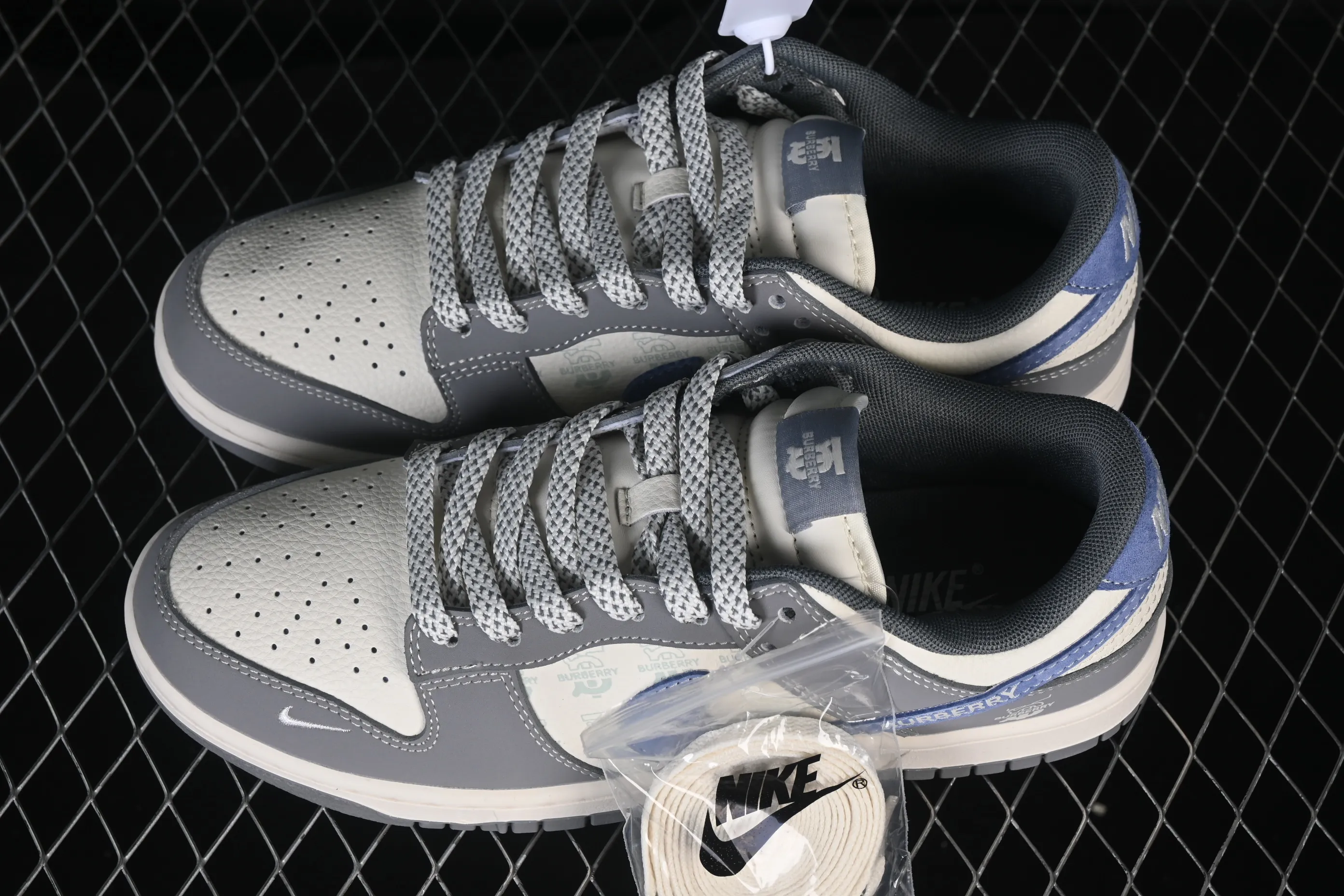 All categories Nk SB Dunk Series Nk SB Dunk Low High-end customized low-top sneakers Nike SB Dunk Low Burberry co-branded gray and blue stitching Anniversary high-end customized low-top casual sneakers JP1628-035